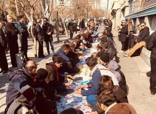 مالباختگان سکه ثامن در مقابل دادستانی سفره خالی پهن کردند