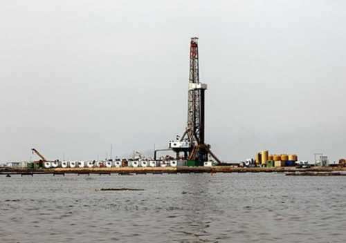 دولت شایعه بستن هورالعظیم برای حفظ تأسیسات نفتی را رد کرد