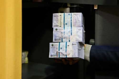 برای خریدهای ضروریمان وام بگیریم بهتر است یا منتظر ثبات قیمتها باشیم؟