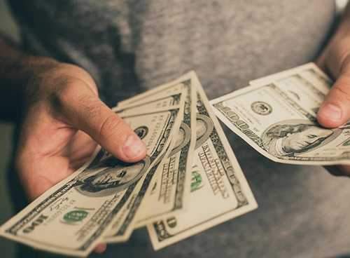 چرا در روزهای اخیر بازار ارز کمنوسان است؟