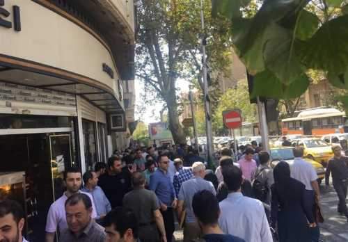 دلالهای فردوسی: دلار زیر قیمت صرافی ملی میفروشیم