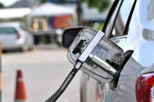 علت افزایش قیمت نجومی خودروهای دوگانه‌سوز چه بود؟