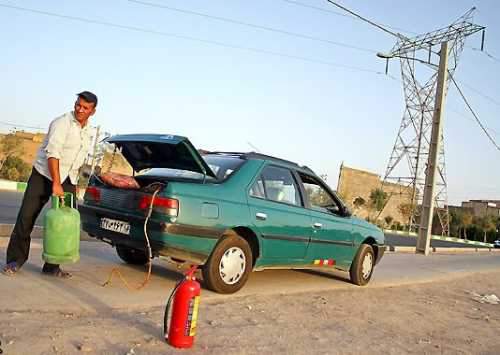 سوختگیری در کنار جاده!