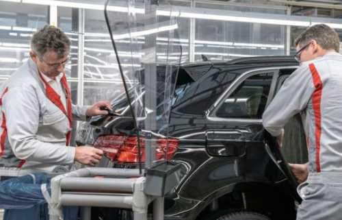 جدا کردن کارگران در آئودی با استفاده از پنلهای پلاستیکی