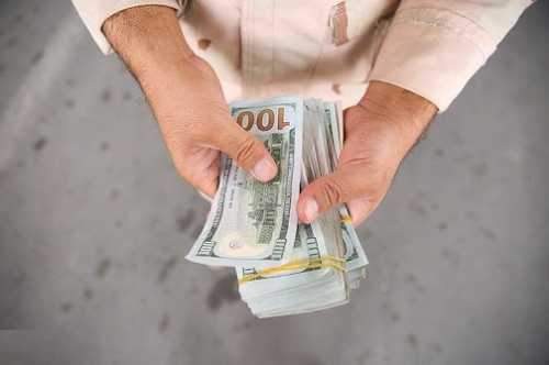 نبض بازار ارز و طلا در دست دلالان است