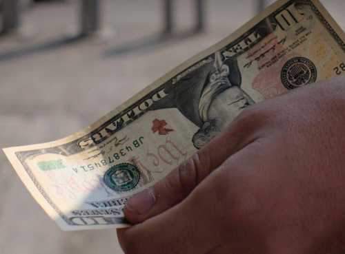 عقبنشینی قیمت سکه و دلار در بازار