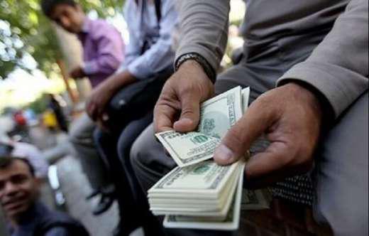 معامله خیابانی دلار در حکم قاچاق است