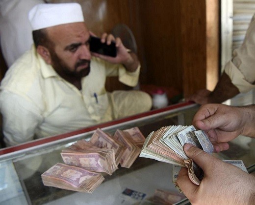 افغانستان حوالههای بانکی را تنها با افغانی پرداخت میکند