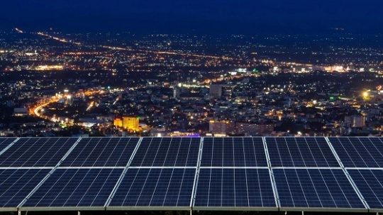 اختراع پنل خورشیدی جدیدی که شب ها هم کار میکند