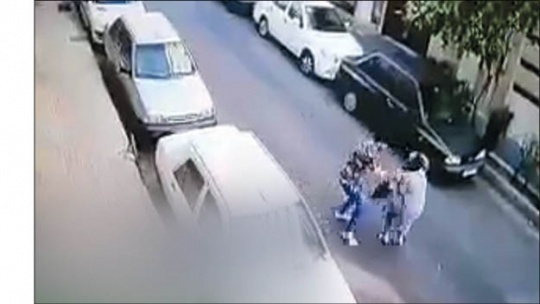 جدال زن دلار فروش با زورگیران چاقوکش !