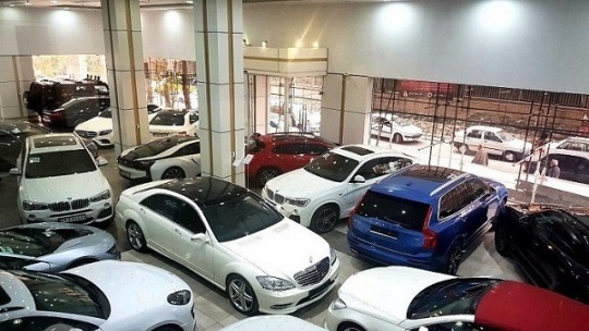 بازار پر تلاطم در انتظار تعیین تکلیف نحوه واردات خودرو