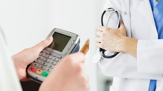 برخی پزشکان به‌جای استفاده از کارتخوان، از بیمار دلار می‌گیرند