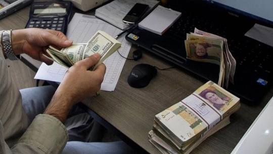 شکاف نرخ آزاد و رسمی دلار به 6 هزار تومان رسید