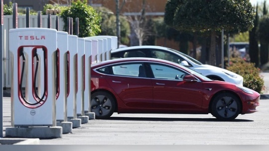 رو‌نمایی از طرح باتری جدید تسلا که 100 سال دوام می‌آورد