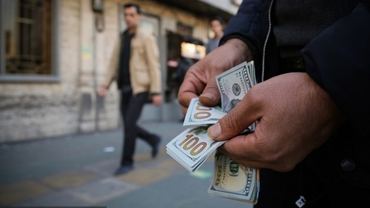 بازار ارز با زور و اجبار آرام نمی‌شود
