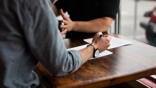 افراد هم شغل شما در کشورهای دیگر چقدر حقوق میگیرند؟