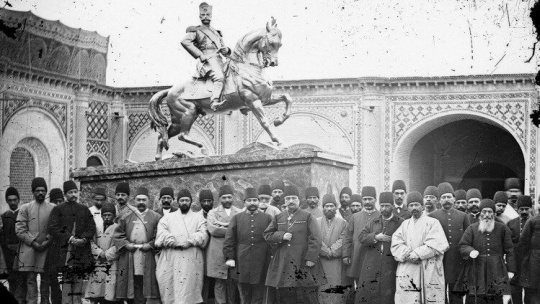 عکسی از ناصرالدین‌شاه در کنار اولین مجسمه تهران