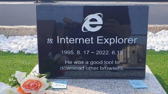 تصویر سنگ قبر اینترنت اکسپلورر جهانی شد