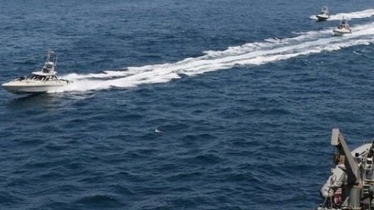 نزدیک‌ شدن خطرناک قایق‌های ایرانی به شناورهای جنگی آمریکا | شلیک منور اخطار؛ وضعیت قایق‌های ایرانی