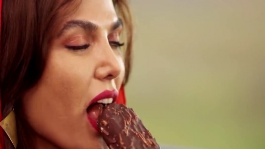 تبلیغ بستنی برای شرکت معروف دردسرساز شد + عکس