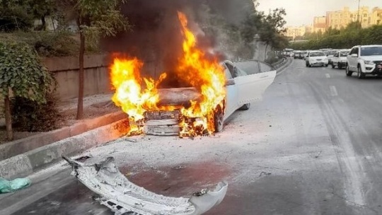 خودروی «بنز» در بزرگراه آتش گرفت