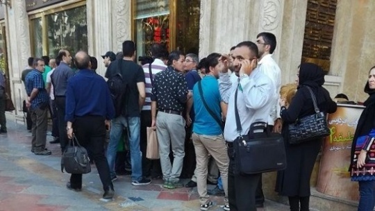 کمین دلالان کنار صف‌های مردمی خرید ارز