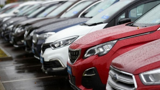 سپردن واردات به خودروسازان تمسخر قانون‌گذار است