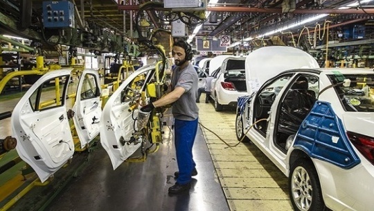 خودروسازان: قیمت کارخانه در حاشیه بازار و عرضه در بورس