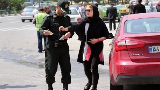 پوشیدن کدام لباس‌ها طبق قانون حجاب ممنوع است؟