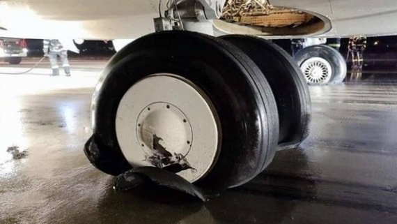 کیفیت باند فرودگاه مشهد مناسب نیست + تصاویر