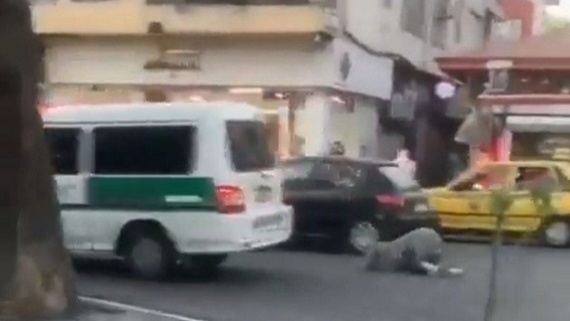 (فیلم) پرتاب شدن یک زن از ون گشت ارشاد در رشت + توضیحات پلیس