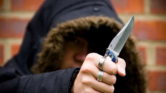 استفاده از سلاح سرد یا گرم از مصادیق محاربه است