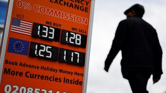 سقوط تاریخی یورو در مقابل دلار