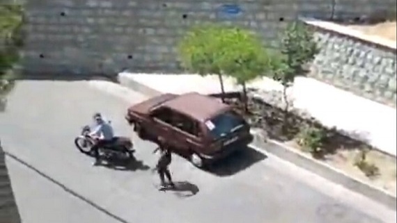 (فیلم) لحظه زورگیری ناکام در ولنجک تهران