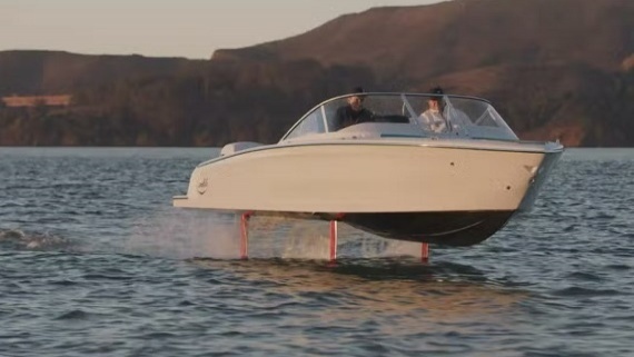 تولید یک قایق برقی که روی آب پرواز میکند