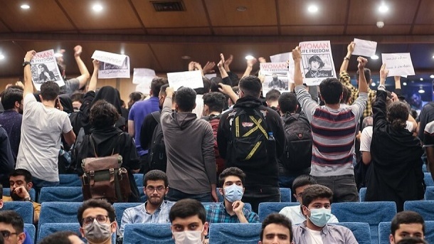 تصویر | اعتراض متفاوت دو دانشجوی بی حجاب در حضور سخنگوی دولت