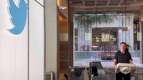 ایلان ماسک با کاسه توالت وارد ساختمان توییتر شد 