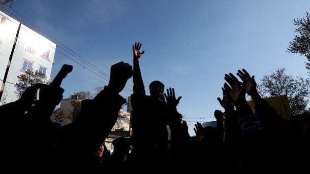 درخواست عجیب کیهان: به پلیس و بسیج اجازه برخورد پشیمان کننده با آشوبگران داده شود