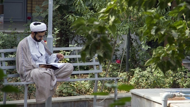 عمامه‌پرانی اعتراض است یا انحراف؟!