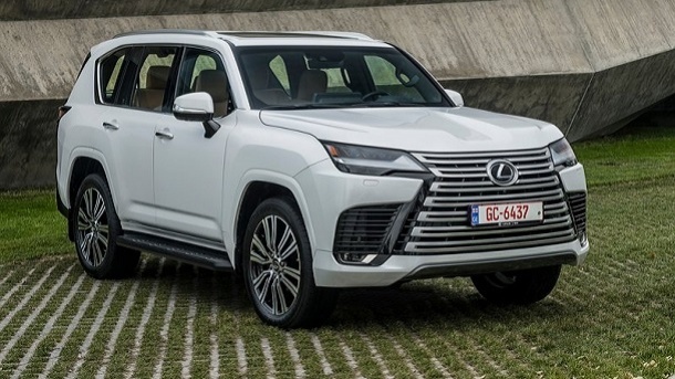 لندکروز مقابل این خودرو سر خم می کند