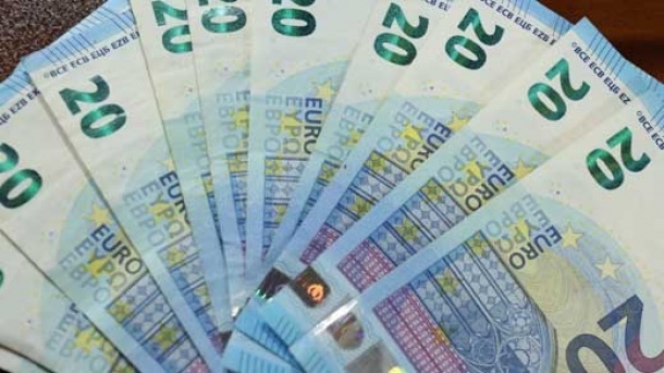 آغاز فروش اسکناس به بازرگانان تا سقف ۶۰۰۰ یورو