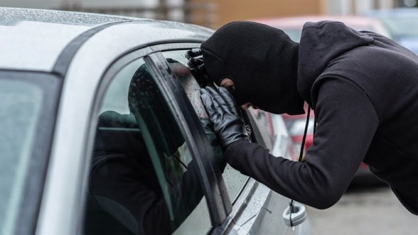سرقت وسایل خودرو در 3 ثانیه با چوببستنی