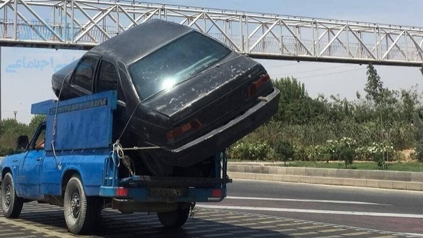 عکس | حمل جالب پژو آردی توسط نیسان آبی!