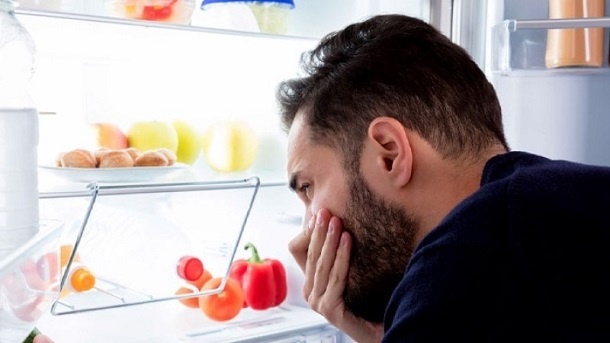 چه کاری انجام دهیم تا یخچال بو نگیرد؟