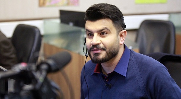 (فیلم) افتادن مجری شبکه سه از روی صندلی، وسط برنامه زنده!