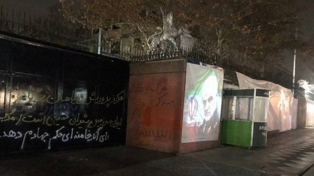 تصویر معنادار روی دیوار سفارت انگلیس