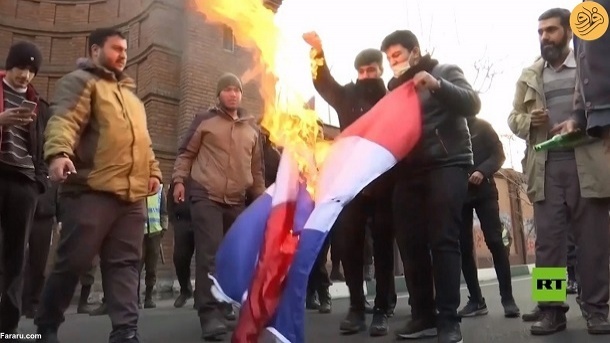 (تصویر) آتش زدن پرچم فرانسه مقابل سفارت این کشور در تهران