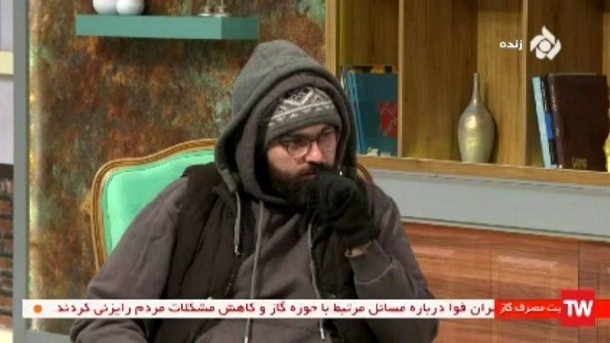 پوشش عجیب مجری در برنامه زنده/ عکس