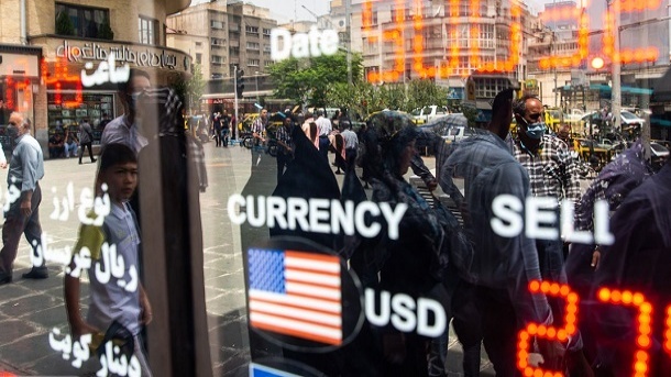 بانک مرکزی به مداخله خود در بازار ارز ادامه می‌دهد