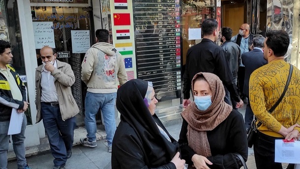 بانک مرکزی با نوسان گیران ارزی مقابله میکند
